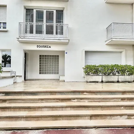 Free Parking, Ocean And Mountain View, 3br 2ba, 95 M2 Apartment